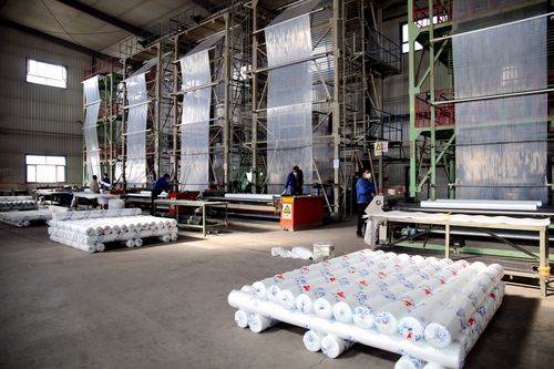2月17日,工人正在阿克苏和鑫塑化有限责任公司生产车间生产农用地膜.